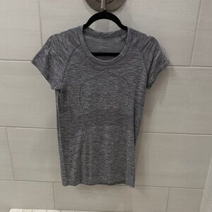 lululemon athletica Women's Short Sleeve Heathered Gray Performance Tee